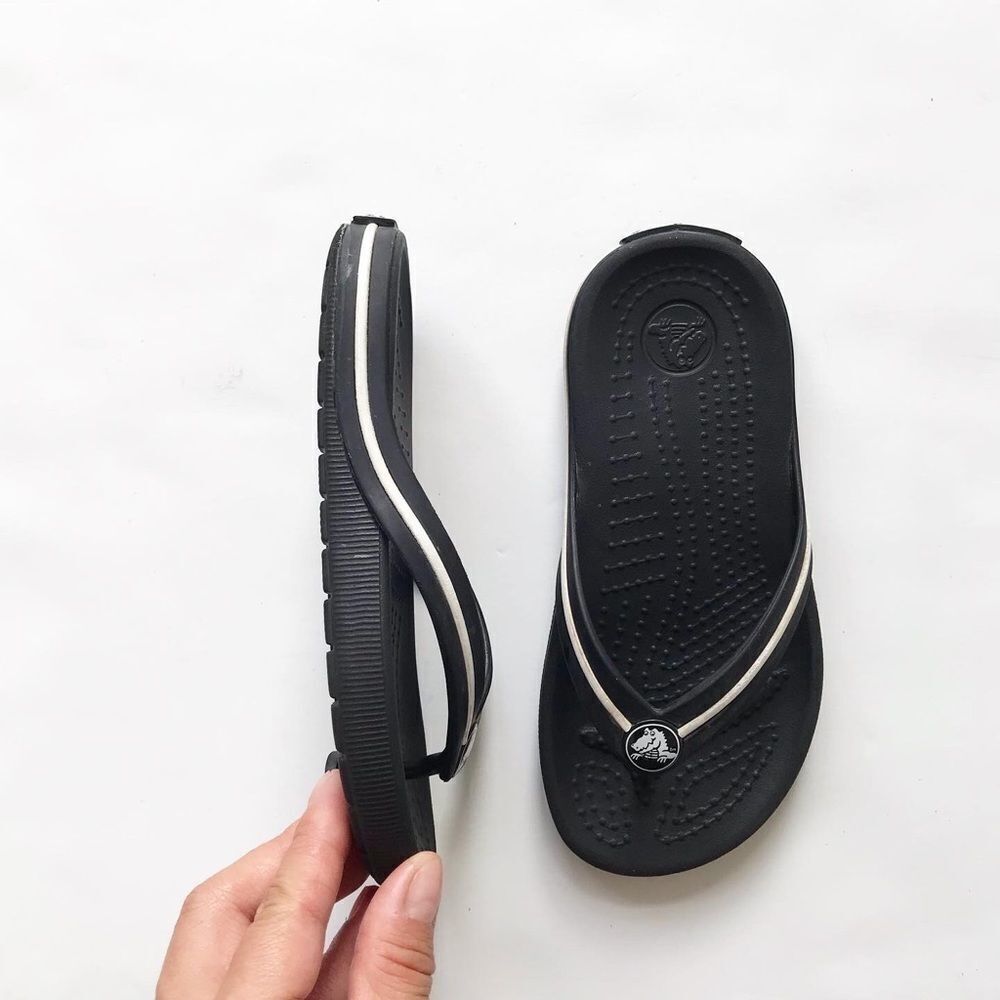 Crocs black flip flip sandals VGUC stain size 10/11